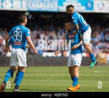 Neapel, Kampanien, Italien. 6. Mai, 2018. Marek Hamsik und Lorenzo Insigne des SSC Napoli feiert nach zählen während der Serie ein Fußballspiel zwischen SSC Neapel und Turin in San Paolo Stadions. Credit: Ernesto Vicinanza/SOPA Images/ZUMA Draht/Alamy leben Nachrichten Stockfoto