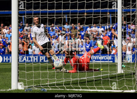 Birmingham, UK, 6. Mai 2018. Marcus Bettinelli von Fulham kann nur zusehen, wie Che Adams Kerben aus spitzem Winkel (3-1). EFL Skybet Meisterschaft übereinstimmen, Birmingham City v Fulham im St. Andrews Stadium in Birmingham am Sonntag, den 6. Mai 2018. Dieses Bild dürfen nur für redaktionelle Zwecke verwendet werden. Nur die redaktionelle Nutzung, eine Lizenz für die gewerbliche Nutzung erforderlich. Keine Verwendung in Wetten, Spiele oder einer einzelnen Verein/Liga/player Publikationen. pic von Paul Roberts/Andrew Orchard sport Fotografie/Alamy Live news Credit: Andrew Orchard sport Fotografie/Alamy leben Nachrichten Stockfoto