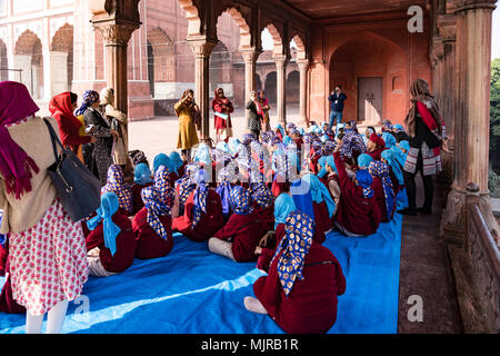 Neu Delhi, Indien, Mar 19, 2018 - Kinder sitzen für religiöse Lehren in Hindi Tempel Stockfoto
