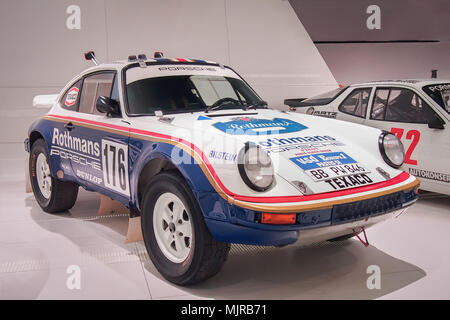 STUTTGART, DEUTSCHLAND - 7 April, 2017: 1984 Porsche 911 (953) Paris Dakar (Fahrer: Rene Metge und Dominique Lemoyne) im Porsche Museum. Dieses Auto ist. Stockfoto