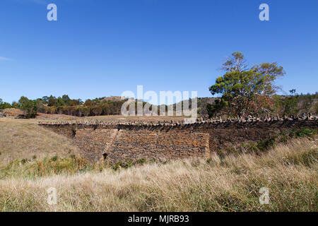 Gebaut von überführt auf der alten Spuren überführen 1843 Spiky Bridge ist jetzt eine touristische Attraktion auf dem Tasman Highway südlich von Swansea. Stockfoto