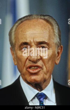 Washington, DC., USA, Dezember 11, 1995 der israelische Ministerpräsident Shimon Peres bei der gemeinsamen Pressekonferenz mit Präsident William Clinton im East Room des Weißen Hauses Stockfoto