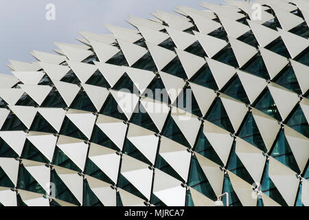 Schließen Sie herauf Bild Übersicht Detail aus dem Dach eines Gebäudes mit Windows und dreieckigen Platten in einem Muster Stockfoto