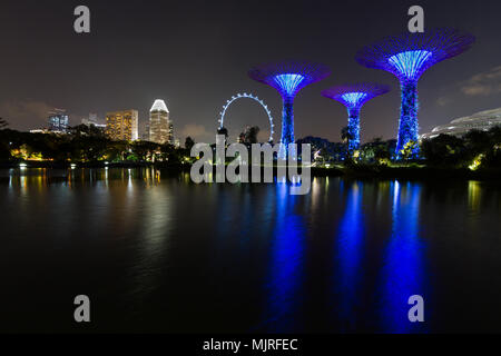 MARINA BAY, Singapore - März 10, 2016: Nachtaufnahmen der Skyline von Singapur mit Gärten durch die Bucht supertrees, Singapore Flyer und Hotels in einem l wider Stockfoto