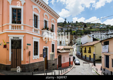 QUITO, Ecuador - 27. OKTOBER 2015: Eine typische Straßenszene in der bunten La Ronda Bereich der historischen Quito, Ecuador mit dem berühmten geflügelten Jungfrau Maria Stockfoto