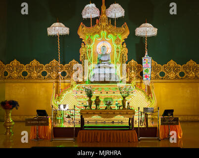 Buddha Bild von Leds an der Ouparta Thandi Zedi Pagode in Naypyidaw, der Hauptstadt von Myanmar beleuchtet. Stockfoto