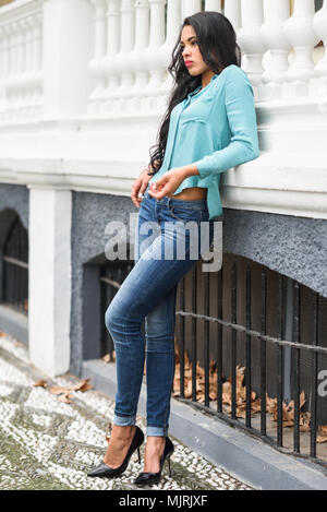 Portrait der hispanischen junge Frau legere Kleidung im städtischen Hintergrund Stockfoto
