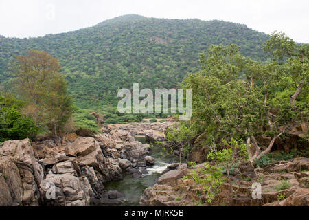 Die Landschaft von Hogenakkal Wasserfall in Südindien auf der Kaveri River im dharmapuri Distrikt des indischen Bundesstaates Tamil Nadu Stockfoto