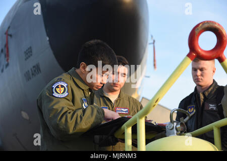 Us-Luftwaffe Kapitän Daniel Ha, 351 Air Refuelling Squadron Flugzeuge Commander, führt eine Pre-flight kurz vor einer Luftbetankung Training Mission über die Niederlande mit US Air Force F-15C Adler und Royal Netherlands Air Force F-16s März 21, 2018 auf RAF Mildenhall, England. Die F-15 Cs sind von den 142 Fighter Wing, Portland, Oregon, und der 104 Fighter Wing, Westfield, Massachusetts, Betrieb von Leeuwarden, Niederlande, als Teil einer Theater Sicherheit Paket zur Unterstützung der Operation Atlantic lösen. Streitkräfte und Zivilisten anzeigen Mut, Tapferkeit dedicat Stockfoto