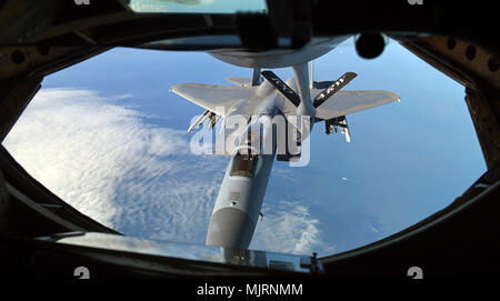 Ein US Air Force F-15C Adler empfängt von der US Air Force KC-135 Stratotanker während der Luftbetankung Training Mission März 21, 2018, über die Niederlande. Die F-15 Cs bereitgestellt von der 142 Fighter Wing, Portland, Oregon, und der 104 Fighter Wing, Westfield, Massachusetts, Betrieb von Leeuwarden, Niederlande, als Teil einer Theater Sicherheit Paket zur Unterstützung der Operation Atlantic lösen. Streitkräfte und Zivilisten Anzeige von Mut, Tapferkeit und Opferbereitschaft Engagement Engagement Stockfoto