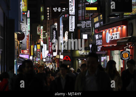 Menschen strömen zu den geschäftigen Myeongdong Bereich von Seoul, Südkorea, am Abend einkaufen, sample Street Food prüfen, Moden, Trends. Dichtes Gedränge. Stockfoto