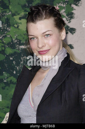 November 18, 2000, Los Angeles, CA, USA; L'Oreal Sponsor die Ovarian Cancer Research Fund ist für einen Super Samstag L.A. Garage Verkauf in den Straßen von New York auf der Paramount. Milla Milla JovovichJovovich..13.. jpgJovovich Milla. 13 Veranstaltung in Hollywood Leben - Kalifornien, Red Carpet Event, Vertikal, USA, Filmindustrie, Prominente, Fotografie, Bestof, Kunst, Kultur und Unterhaltung, Topix Celebrities Fashion / vom roten Teppich -1994-2000, eine Person, Vertikal, Besten, Hollywood Leben, Event in Hollywood Leben - Kalifornien, Roter Teppich und backstage, USA, Filmindustrie, Prominente, Film celebr Stockfoto