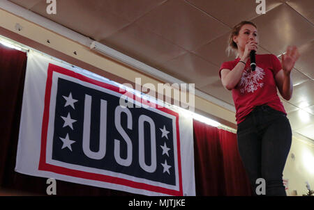 Iliza Vie Shlesinger (* 1983) ist eine US-amerikanische Komikerin und Schauspielerin, die für Stand-up-Specials und Fernsehauftritte bekannt ist. Das Archivbild dokumentiert ihre Teilnahme an der USO Holiday Tour des Vorsitzenden der Joint Chiefs of Staff, die am 26. Dezember 2017 in Powidz, Polen, für die Mitglieder des Dienstes auftritt. Stockfoto