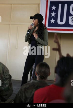 Gail Kim, TNA Talent, Adressen Koalition Kräfte während des USO Holiday Tour auf Camp Taji, Irak, 25. Dez., 2017. Camp Taji ist einer von vier Combined Joint Task Force - inhärenten Building Partner Kapazität beheben Standorte Ausbildung Partner Kräfte und Verstärkung ihrer Wirksamkeit auf dem Schlachtfeld gewidmet. (U.S. Armee Foto von SPC. Audrey Ward) Stockfoto