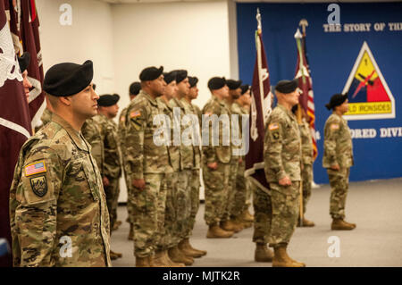 Soldaten der Truppe William Beaumont Army Medical Center, Fort Bliss Krieger Übergang Bataillon und McAfee U.S. Army Gesundheits- und Zahnklinik, nehmen teil an einer Übernahme von Verantwortung Zeremonie, an der Command Sgt. Maj. Janell Ray übernahm die Verantwortung als Wbamc's command Sergeant Major am Fort Bliss und Old Ironsides Museum, 31.12.19. Stockfoto