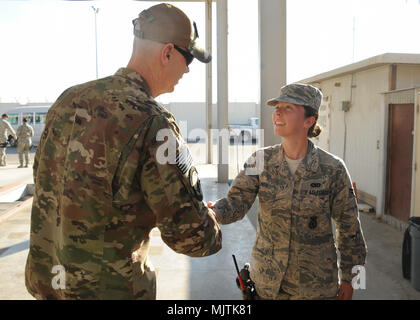 Chief Master Sgt. Ronald Anderson, command Chief Master Sergeant der Air National Guard Münzen Airman 1st Class Rachel Smith, 380. Expeditionary Sicherheitskräfte Squadron, installation Eintrag Controller, bei seinem Besuch in Al Dhafra Air Base, Vereinigte Arabische Emirate 26.12.2017. Smith ist von der 166. Airlift Wing, New Castle Air National Guard Base, Colorado eingesetzt. (U.S. Air National Guard Foto: Staff Sgt. Colton Elliott) Stockfoto