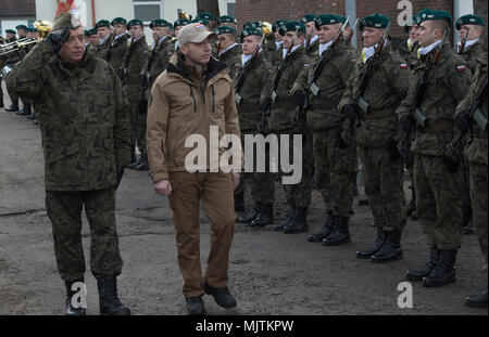 Polnische Soldaten der 1.Bataillon, 15 mechanisierte Brigade, willkommen, Minister für Verteidigung und stellvertretenden Ministerpräsidenten Kroatiens Damir Krstičević in Bemowo Piskie, Polen, Dez. 28, 2017. Diese Soldaten sind ein Teil der einzigartigen, multinationalen Battle Group, bestehend aus USA, Großbritannien, Kroatischen und Rumänische Soldaten dienen, die mit der polnischen 15 mechanisierte Brigade als Abschreckung Kraft im Nordosten Polens in der Unterstützung der NATO-Präsenz verstärkt nach vorne. (U.S. Armee Foto von SPC. Andrew McNeil/22 Mobile Public Affairs Abteilung) Stockfoto