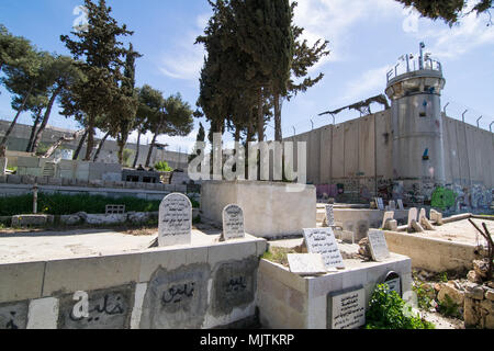 Friedhof in der Nähe der Barriere des israelischen Westjordanlandes Stockfoto