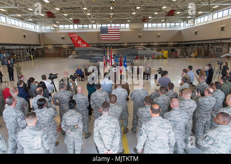 Brig. Gen. Randy Efferson, Alabama Air National Guard Stabschef, spricht bei einer Pressekonferenz anlässlich der 187 Fighter Wing, zu verkünden, dass der Sekretär der Air Force Heather Wilson Dannelly Feld Air National Guard Base, Ala, als bevorzugter Ort für die F-35 ein Flugzeug Dez.21, 2017, auf der Basis ausgewählt hatte. Dannelly Feld und Truax Field Air National Guard Base, Wis., wurden als bevorzugte Alternativen bis Wilson trifft die endgültige Grundlage Entscheidungen nach der erforderlichen ökologischen Analyse abgeschlossen ist. (US Air National Guard Foto von Tech. Sgt. Chris Baldwin) Stockfoto