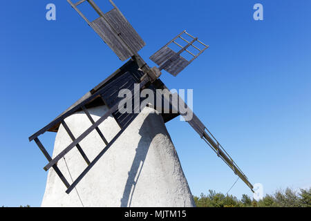 In der Nähe - ip einer Windmühle auf der Insel Faro in der schwedischen Provinz Gotland. Stockfoto