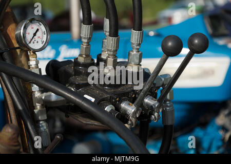 Hydraulische Steuerungen auf einem antiken Ford Traktor auf der 14. jährlichen Hot Air Balloon Festival im Foley, Alabama. Stockfoto