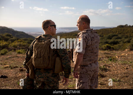 Spanische Marine Oberst Juan M. Báez, stellvertretender Kommandant der Trecio de Armada (rechts), spricht mit US Marine Oberst Michael J. Perez, der kommandierende Offizier von Special Purpose Marine Air-Ground Task Force-Crisis Response-Africa (links), an der Sierra del Retin, Spanien, Dez. 20, 2017. SPMAGTF-CR-AF bereitgestellt ist begrenzte Krise zu leiten - Reaktion und Theater - Security Operations in Europa und Nordafrika. (U.S. Marine Corps Foto von Sgt. Norasingh Takoune H./Freigegeben) Stockfoto