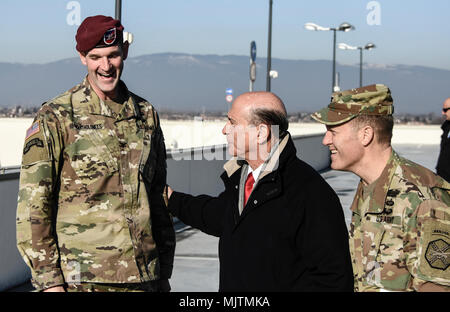 Lewis Eisenberg (* 1942) war zwischen 2017 und 2021 Botschafter der Vereinigten Staaten in Italien. Er traf sich mit Kommandeuren der 173. Luftlandebrigade und der Garrison der US-Armee Italien auf dem Militärstützpunkt Del DIN in Vicenza. Das Archivbild dokumentiert das Engagement des Botschafters mit der Führung der US-Armee in Europa. Stockfoto