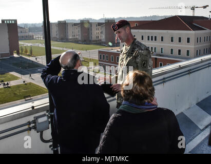 Lewis Eisenberg (* 1942) war von 2017 bis 2021 Botschafter der Vereinigten Staaten in Italien. Während seines Besuchs bei der 173. Luftlandebrigade in Del DIN in Vicenza wurde er über ein Denkmal zu Ehren der Ehrenmedaille der Brigade informiert. Das Archivbild zeichnet die Beteiligung am Gedenkort der Einheit auf. Stockfoto
