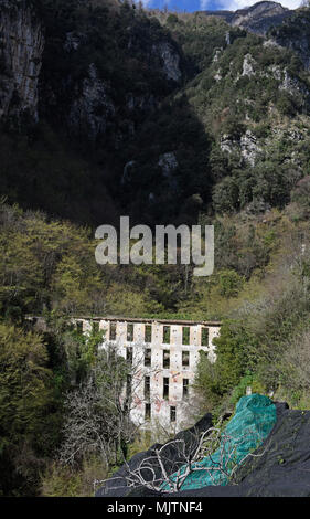 Eine ehemalige Papierfabrik und Damm im Valle delle Ferriere Nature Reserve in der Nähe von Amalfi, Salerno, Italien Stockfoto