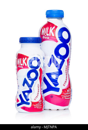 LONDON, Großbritannien - 03.Mai 2018: Kunststoffflaschen von Yazoo strawberry Drink auf Weiß. Stockfoto