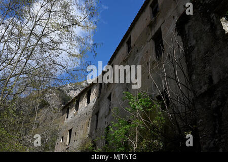 Eine ehemalige Papierfabrik und Damm im Valle delle Ferriere Nature Reserve in der Nähe von Amalfi, Salerno, Italien Stockfoto