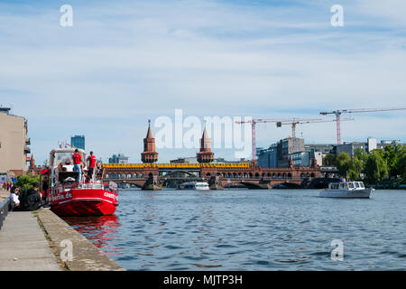 Berlin, Deutschland - Mai, 2018: Fluss, Boote und Oberbaumbrücke (Oberbaumbruecke) in Berlin an einem Sommertag Stockfoto