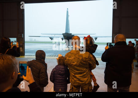 Familien der US-Flieger mit der 424Th Air Base Squadron, und von US-Soldaten an die 39th Signal Battalion zugeordnet, besuchen Sie Santa's Super C-130J Hercules Flugzeugen, auf chièvres Air Base, Dez. 21, 2017. Flieger mit der 37Th Airlift Squadron, 86th Airlift Wing, waren die Durchführung einer Schulung Flug mit dem 86Th Aeromedical Evacuation Squadron. (U.S. Armee Foto von visuellen Informationen Spezialist Pierre-Etienne Courtejoie) Stockfoto