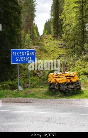 Internationale Grenze zwischen Norwegen und Schweden mit dem Wahrzeichen und ein Schnitt Grenze im Wald zwischen den beiden Ländern mit Schweden auf der Le Stockfoto