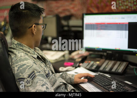Us Air Force Senior Airman Mart Angelo Gatchalion, 18 Instandhaltungsgruppe Maintenance Operations Center board Controller aktualisiert den Status der Flugzeuge gewartet 19.12.2017, bei Kadena Air Base, Japan. 18 MOC ist das Nervenzentrum für Wartungsarbeiten auf Kadena AB. (U.S. Air Force Foto von älteren Flieger Omari Bernard) Stockfoto