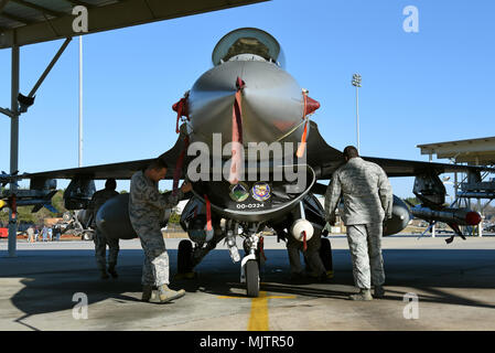 Us-Flieger zum 20 Fighter Wing zugeordnet visuell ein CM F-16 Fighting Falcon bei einem Stolz Falcon Konkurrenz an Shaw Air Force Base, S.C., Dez. 21, 2017 prüfen. Die Inspektoren Punkte zu dedizierten Mannschaft Leiter für Flugzeuge aussehen, Formgenauigkeit, individuelle Kleidung und Aussehen, Fremdkörper Fremdkörper Sensibilisierung und Einführung verfahren. (U.S. Air Force Foto von Airman 1st Class Kathryn R.C. Reaves) Stockfoto