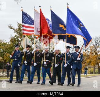 Die goodfellow Gemeinsame Service Color Guard Märsche während die Helden jagen Parade in San Angelo, Texas, Dez. 7, 2017. Die Color Guard led die Parade entlang der Concho River Walk. (U.S. Air Force Foto von Aryn Lockhart/Freigegeben) Stockfoto