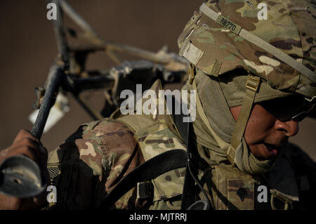 Us-Armee SPC. Hector Ramirez, Anti-armor Spezialist aus tierischen Gesellschaft, 3.BATAILLON, 141 Infanterie Regiment, Task Force Bajonett an die Combined Joint Task Force-Horn von Afrika (CJTF-HOA), trägt ein M240B Maschinengewehr Stativ während einer Live Fire Training als Teil der Alligator Dolch in Dschibuti, Afrika, Dez. 13, 2017. Alligator Dolch, geführt von Naval Amphibious Force, Task Force 51/5 th Marine Expeditionary Brigade, ist eine dedizierte, bilaterale bekämpfen Probe, die US-amerikanischen und Französischen Streitkräfte zu üben, zu proben und Übung integrierte Funktionen zum US Central Command bot zur Verfügung Stockfoto