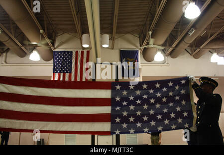 Beerdigung ehrt Mitglieder Praxis Präzision Flagge - Falten am Fort Custer Training Center, Dez. 7, 2017. (Michigan National Guard Foto von Jonathan Allen) Stockfoto