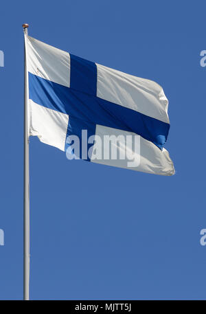 Die Nationalflagge von Finnland am blauen Himmel. Stockfoto