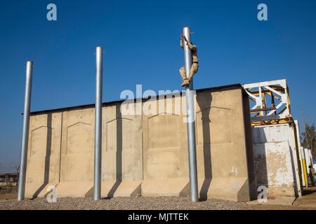 Die Koalitionspartner unterstützen die irakischen Sicherheitskräfte als Terrorismusbekämpfung Service Studenten verschiedene grundlegende Schulungen einschließlich Abseilen, Gewehr Training, Schnelligkeit und Beweglichkeit Bohrgeräte und Einheit Zusammenhalt Übungen navigieren. Combined Joint Task Force - inhärenten Lösen, die globale Koalition zu besiegen ISIS im Irak und in Syrien. (U.S. Armee Foto von SPC. Quincy Adams) Stockfoto
