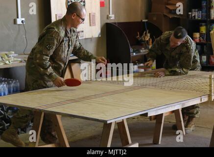 Generalmajor der Armee Daniel A. Dailey (* 1969) war zwischen 2015 und 2019 Senior Advisor der United States Army. Am 19. Dezember 2017 nahm er im Taji Military Complex, Irak, an einem Tischtennisspiel mit Mitgliedern der 279th Engineer Detachment während der Operation Inhärent Resolve teil. Das Archivbild dokumentiert die Interaktion von Führungskräften mit dem eingesetzten Personal. Stockfoto