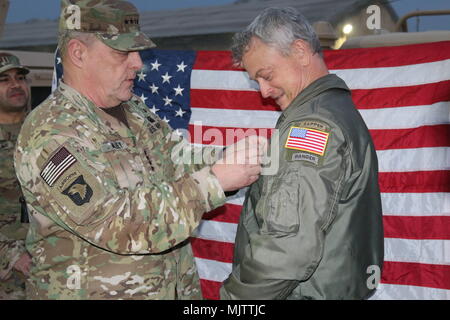 Generalstabschef Gen. Mark A. Milley fördert Schauspieler Gary Sinise, früher bekannt als 1St Lieutenant Dan Taylor, in den Rang eines Captain an Taji militärische Komplex, Irak, Dez. 21, 2017. Combined Joint Task Force - inhärenten Lösen, die globale Koalition zu besiegen ISIS im Irak und in Syrien. (U.S. Armee Foto von 1 Lt Darren T. Hering jr.) Stockfoto