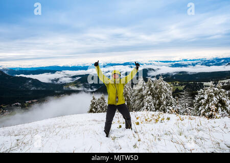 Frau mittleren Alters am Berg gegen die schönen Berge reisen Erfolg Leistung Stockfoto