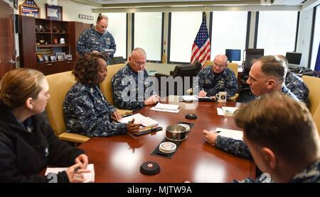 FORT GEORGE G. MEADE, Md (12. Dezember 2017) - Vice Adm. Mike Gilday, Commander US-Flotte Cyber Command/USA 10 Flotte (FCC/C 10 F), erfüllt mit Treffen mit Command Master Chief Dee Allen und Assistant Stabschefs während einer planmäßigen Morgen kurz. Us-Flotte Cyber Befehl dient als Befehl Marine Komponente zu U.S. Strategic Command und US-Cyber-Befehl. Usa 10 Flotte ist der operative Arm der Flotte Cyber Befehl und führt seine Mission durch eine Task force Struktur. (U.S. Marine Foto von Mass Communication Specialist 1. Klasse Samuel Souvannason/Freigegeben) Stockfoto