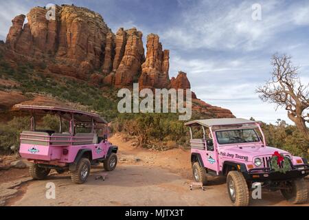 Zwei Pink Jeep Geländewagen mit Touristen auf Broken Arrow Slick Rock Tour in der Nähe von Sedona, Arizona, USA Stockfoto