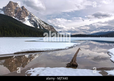 Emerald Lake Scenic Landscape with Cloud Covered Skyline and Springtime Schneeschmelze in Kanada Rocky Mountains Yoho National Park British Kolumbien Stockfoto