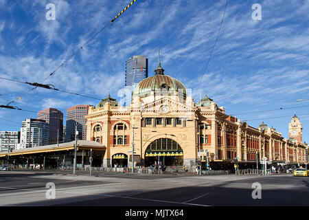 Melbourne, Australien: 07 April, 2018: Street View von Flinders Street Station in der Federation Square. Stockfoto