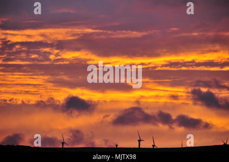 Purpur Gelb graue Wolken Sonnenuntergang Himmel über Ovenden Moor Windpark Turbinen, westlich von Ogden, nördlich von Halifax, Calderdale, West Yorkshire, UK Stockfoto