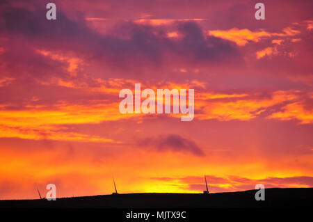 Rot, orange Sonnenuntergang Himmel Ansicht ovenden Moor Windpark Turbinen, westlich von Ogden, nördlich von Halifax, Calderdale, West Yorkshire, UK Stockfoto